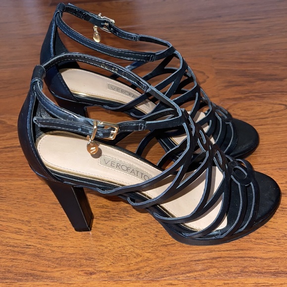 Black sandal heel with a little platform. - Picture 2 of 6
